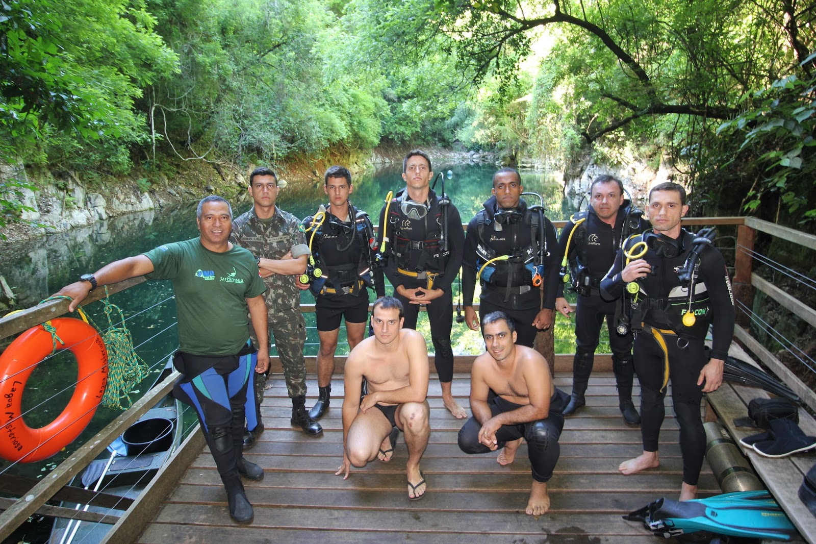 Militares mergulhadores realizam treinamento na Lagoa Misteriosa