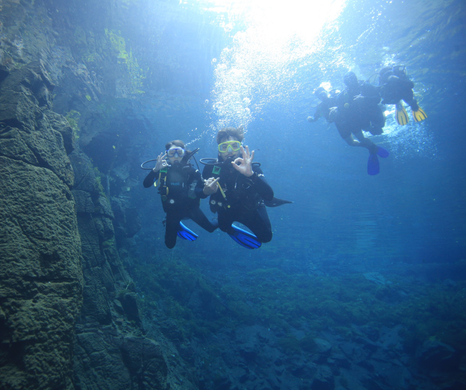Mergulhadores se divertem nas águas cristalinas da Lagoa Misteriosa.