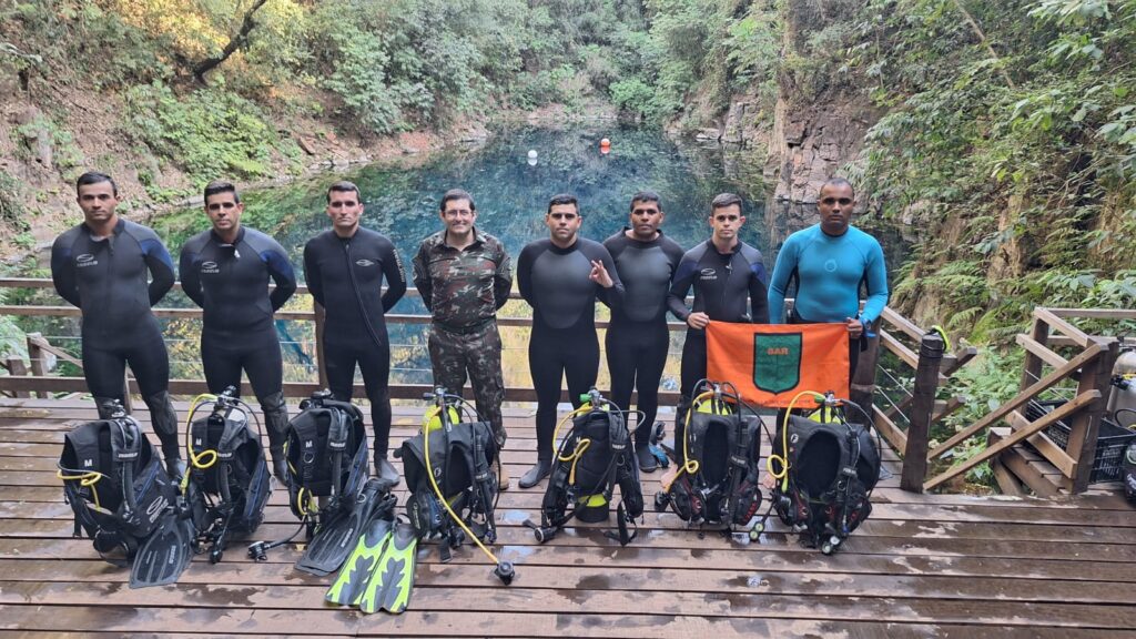 Militares realizam treinamento em mergulho profundo na Lagoa Misteriosa