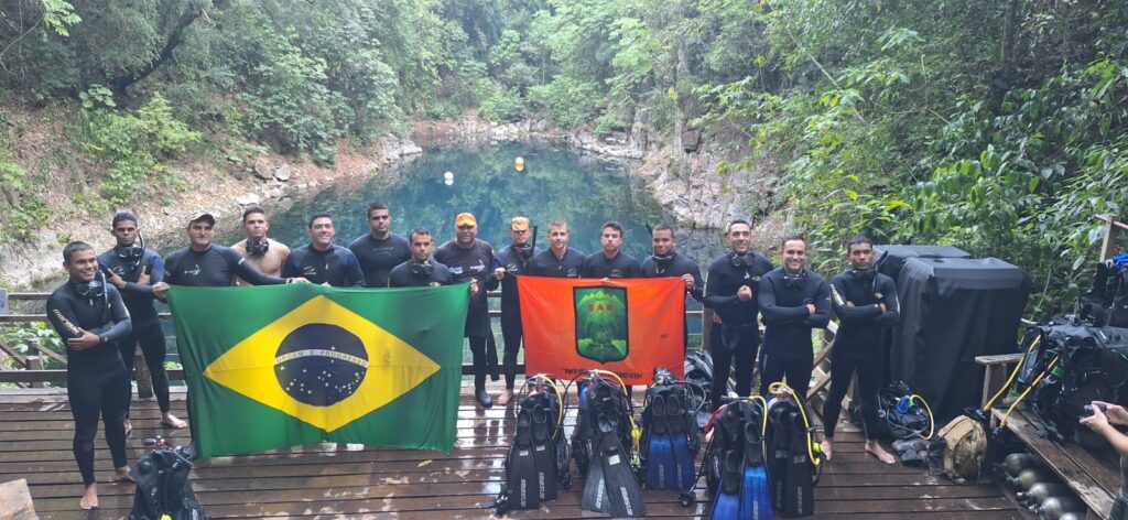 Integrantes do Bavex realizam treinamento de mergulho na Lagoa Misteriosa