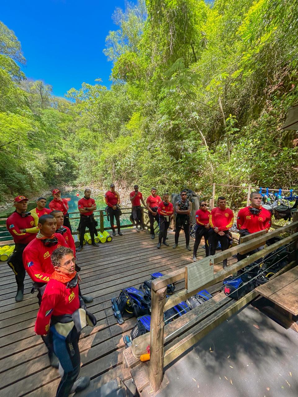 Equipe do Corpo de Bombeiros realiza treinamento de mergulho na Lagoa Misteriosa
